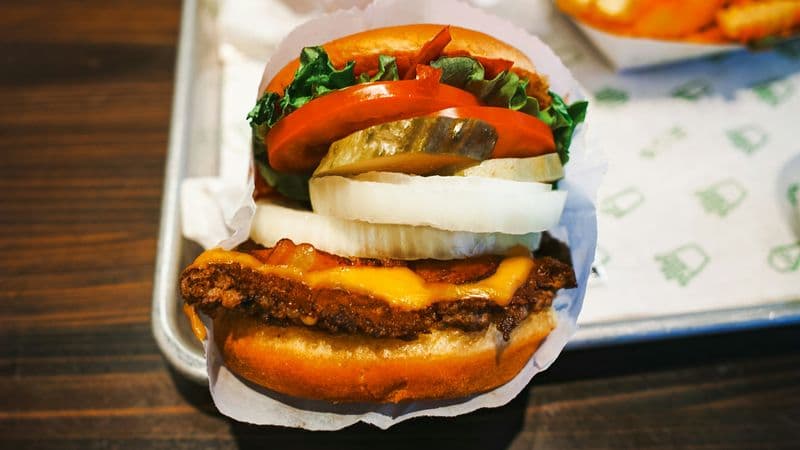 "주 1회 무료 버거 쏜다"... 쉐이크쉑 한 달 내내 버거 이벤트