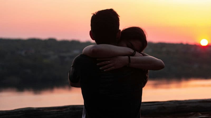 "포옹해주고 시간당 150달러, 하루 3시간만 일하고 연봉 10만불"… 뉴욕을 사로잡은 '전문 포옹가'