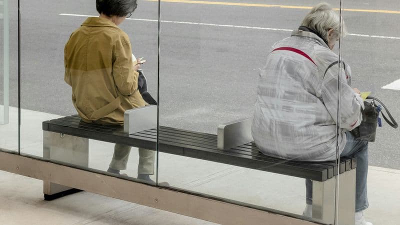 "의자 치우면 마약 사라지나?"… LA 맥아더 파크 버스정류장 벤치 철거에 주민·출퇴근러 폭발